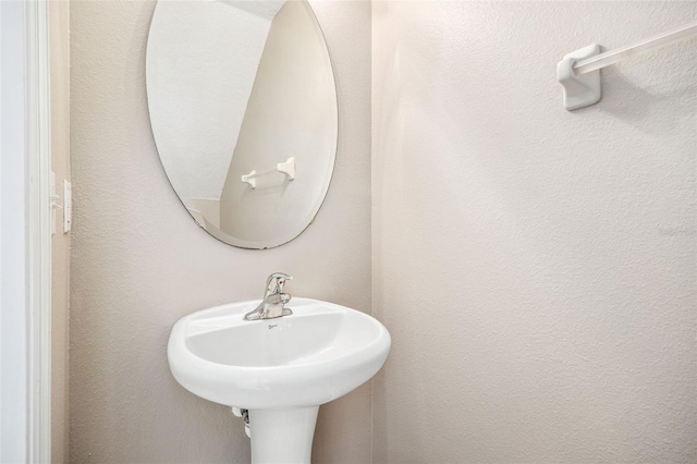5004 Ashford Falls Ln, Oviedo, FL 32765 - bathroom featuring a sink