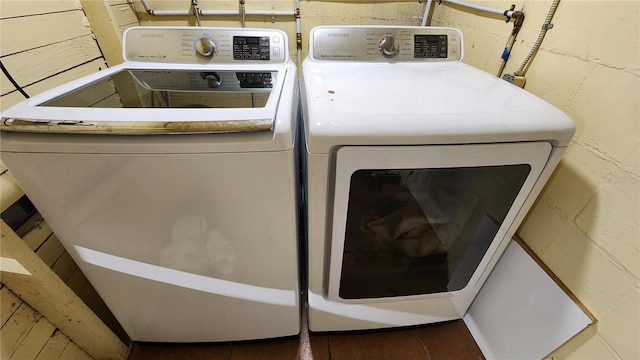 clothes washing area with laundry area and washing machine and dryer