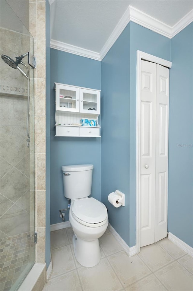 full bath with toilet, baseboards, ornamental molding, and a stall shower