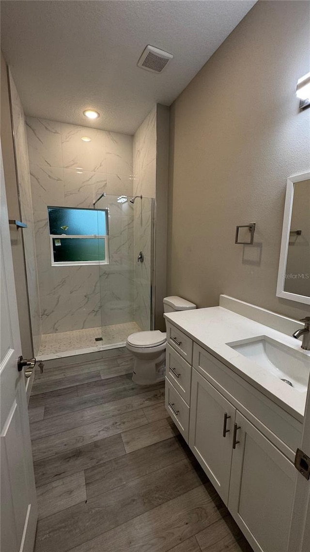 7908 Pine Glen Rd, Sebring, FL 33876 - bathroom with vanity, a marble finish shower, recessed lighting, and wood finished floors