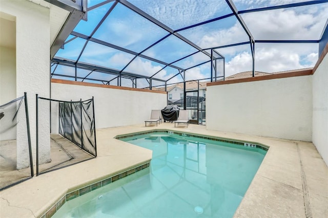 1571 Plunker Dr, Davenport, FL 33896 - swimming pool featuring a patio and a lanai