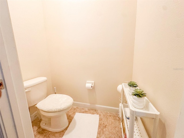 987 Alston Bay Blvd, Apopka, FL 32703 - bathroom with baseboards and toilet