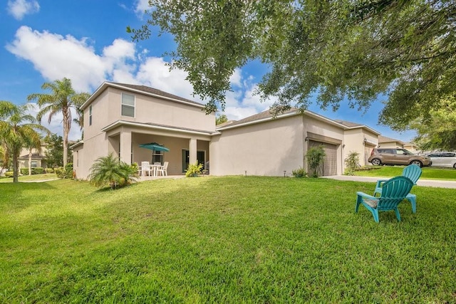 987 Alston Bay Blvd, Apopka, FL 32703 - back of property featuring stucco siding, an attached garage, a yard, and driveway