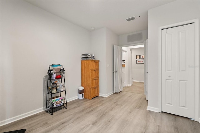 4301 Creek Bank Dr, Kissimmee, FL 34744 - bedroom featuring light wood-style floors, visible vents, baseboards, and a closet