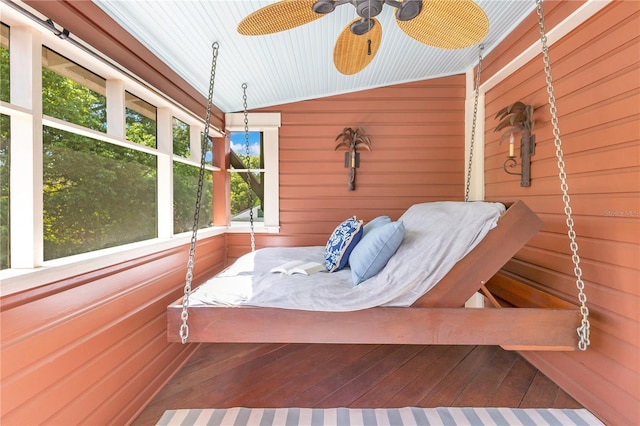 sunroom with ceiling fan