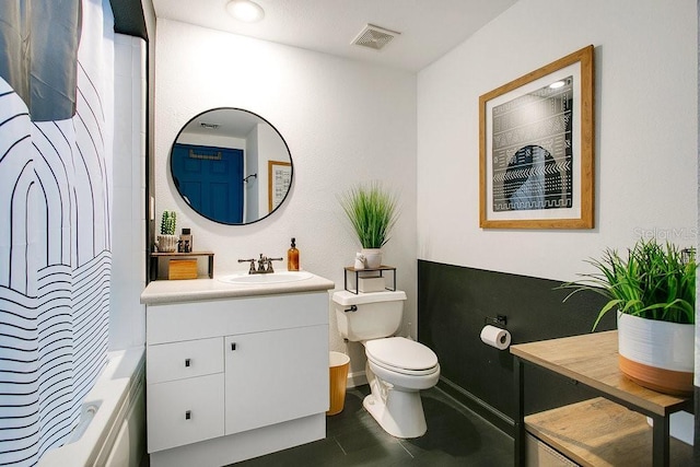322 E Central Blvd Unit 1008, Orlando, FL 32801 - bathroom with visible vents, shower / tub combo with curtain, vanity, toilet, and baseboards