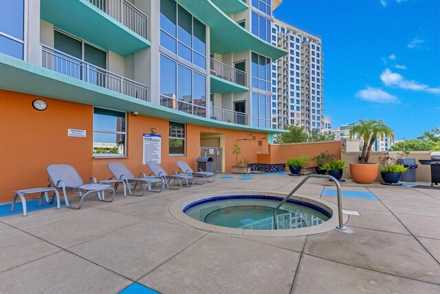 322 E Central Blvd Unit 1008, Orlando, FL 32801 - view of swimming pool featuring a hot tub