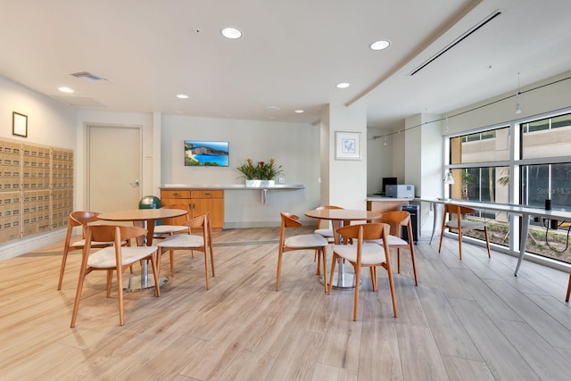 322 E Central Blvd Unit 1008, Orlando, FL 32801 - dining space with recessed lighting, baseboards, light wood-type flooring, and visible vents