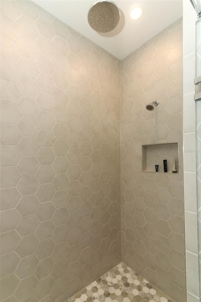 full bathroom featuring a tile shower