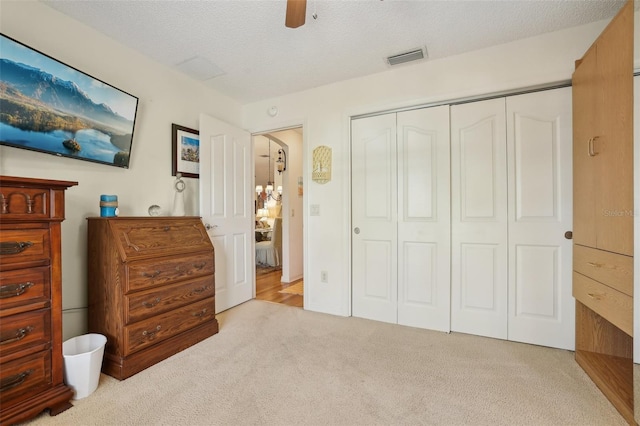 433 Arcadia Lakes Dr, The Villages, FL 32162 - bedroom with a closet, visible vents, ceiling fan, a textured ceiling, and carpet flooring