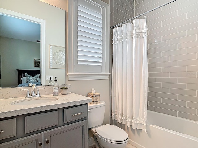 bathroom with shower / tub combo with curtain, vanity, and toilet