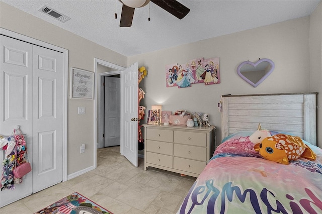 bedroom featuring visible vents, ceiling fan, baseboards, and a textured ceiling