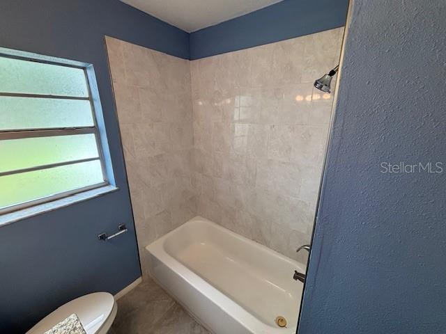 160 S Oxalis Dr, Orlando, FL 32807 - full bath featuring toilet, baseboards, and shower / bathtub combination