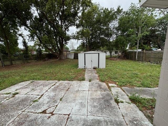 160 S Oxalis Dr, Orlando, FL 32807 - view of yard featuring a storage shed, a fenced backyard, and an outbuilding