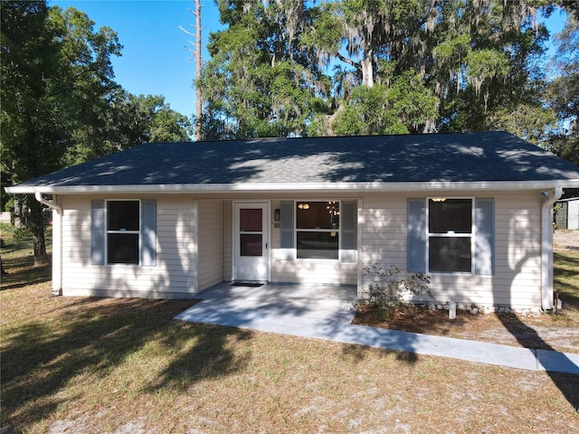 ranch-style home featuring a front lawn