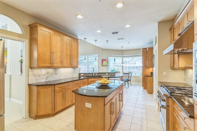 kitchen with visible vents, recessed lighting, baseboards, and backsplash