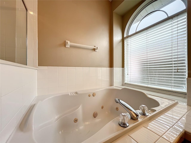 10915 Piping Rock Cir, Orlando, FL 32817 - bathroom with a jetted tub