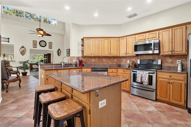738 Powderhorn Cir, Lake Mary, FL 32746 - kitchen with tasteful backsplash, a sink, visible vents, and stainless steel appliances