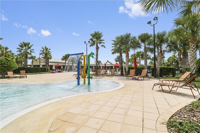 7837 Bostonian Dr, Winter Garden, FL 34787 - surrounding community with a pool