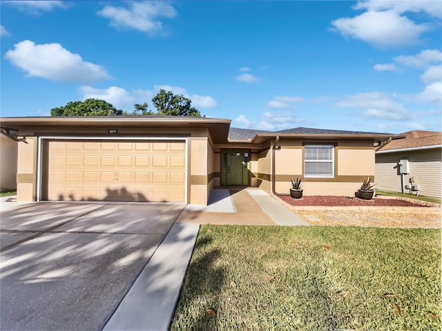 view of front of house featuring driveway, stucco siding, an attached garage, and a front lawn