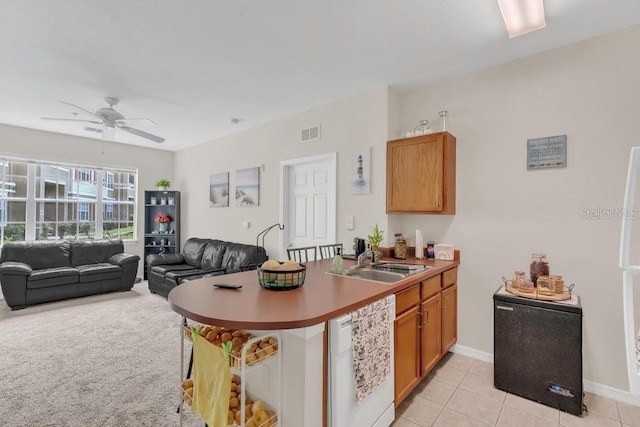 8213 Claire Ann Dr Unit 108, Orlando, FL 32825 - kitchen with a breakfast bar, a peninsula, visible vents, ceiling fan, and a sink