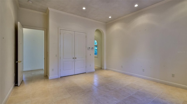 unfurnished bedroom with baseboards, recessed lighting, arched walkways, and crown molding