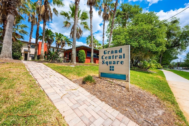 community / neighborhood sign featuring a lawn