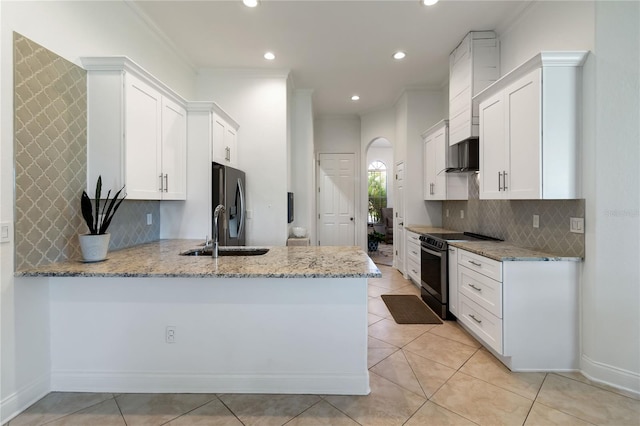 kitchen featuring white cabinets, stainless steel appliances, a sink, crown molding, and a peninsula