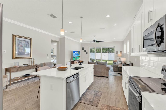 1821 Simonton Ave, Orlando, FL 32806 - kitchen with stainless steel appliances, open floor plan, visible vents, recessed lighting, and a breakfast bar