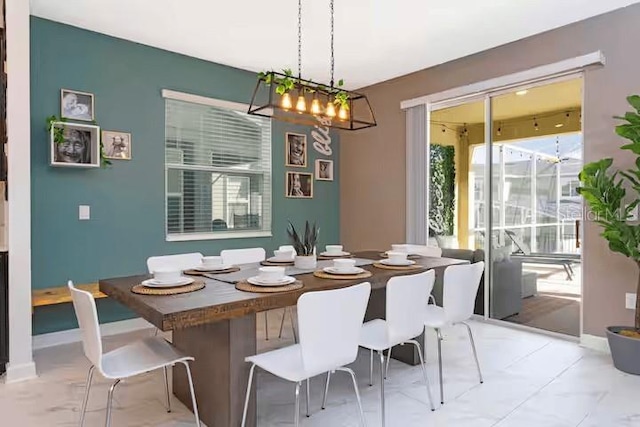 1013 Leader St, Davenport, FL 33896 - dining space with baseboards and an inviting chandelier