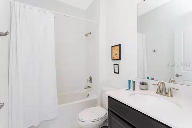 1013 Leader St, Davenport, FL 33896 - full bath with shower / tub combo with curtain, vanity, and toilet