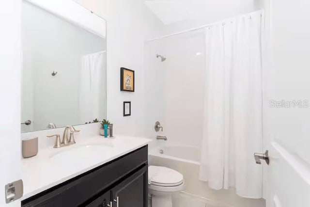 1013 Leader St, Davenport, FL 33896 - bathroom featuring shower / tub combo, toilet, vanity, and tile patterned floors
