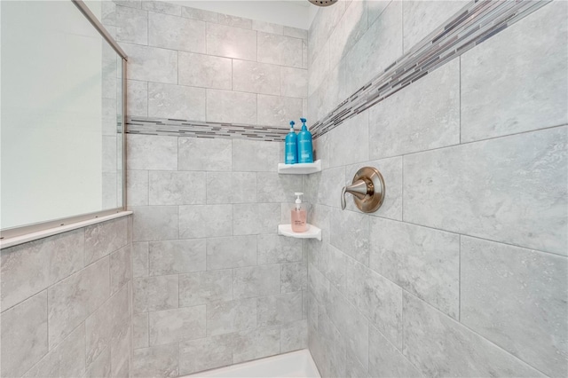 bathroom featuring a tile shower