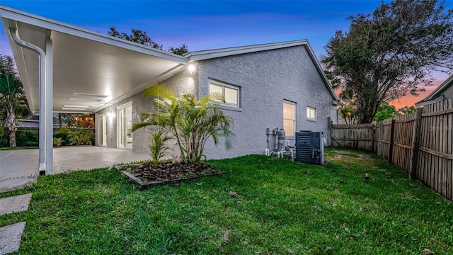 1027 Dees Dr, Oviedo, FL 32765 - view of side of home featuring stucco siding and a fenced backyard