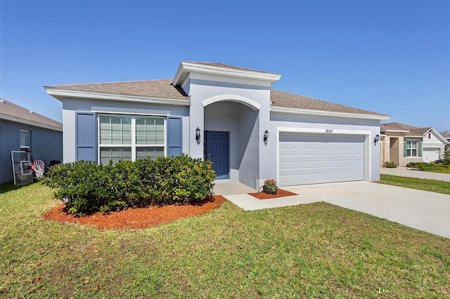 view of front of home featuring a garage, stucco siding, driveway, and a front yard