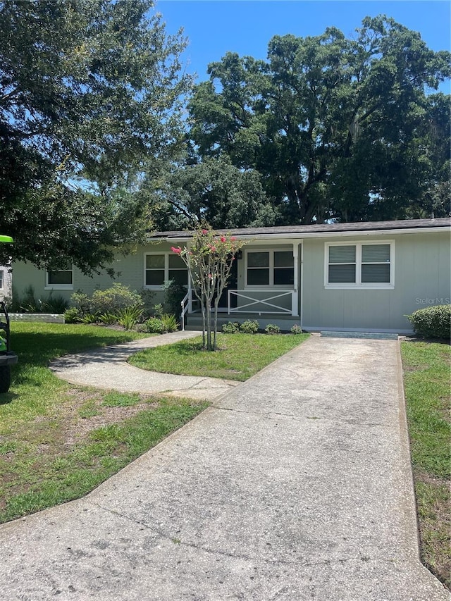 275 Virginia Dr, Winter Garden, FL 34787 - ranch-style house featuring concrete driveway and a front yard