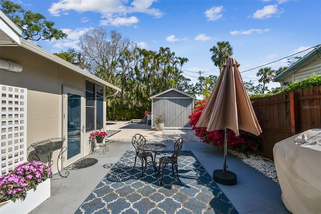 913 Tennessee Ln, Sarasota, FL 34234 - view of patio with area for grilling