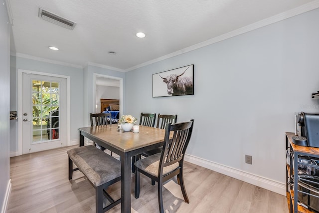 dining space featuring visible vents, baseboards, ornamental molding, light wood-type flooring, and recessed lighting