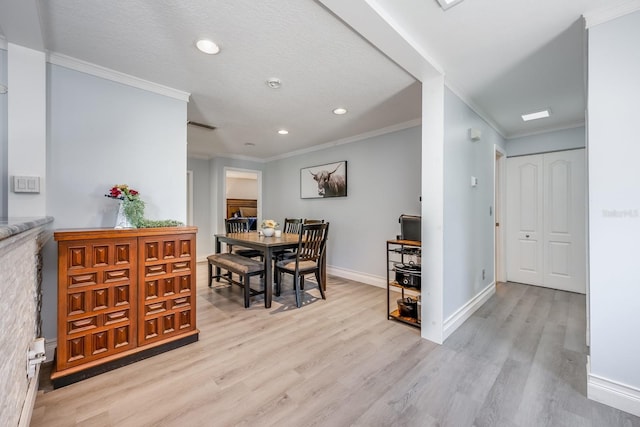 dining space with ornamental molding, baseboards, light wood-type flooring, and recessed lighting