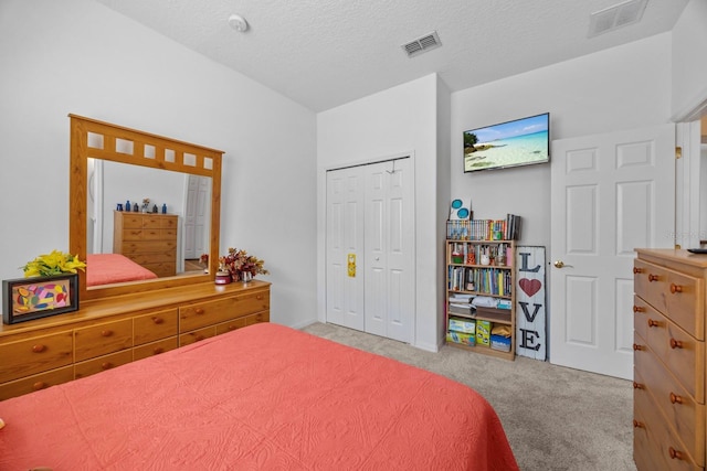 235 Largovista Dr, Oakland, FL 34787 - bedroom featuring visible vents, a closet, carpet, and a textured ceiling