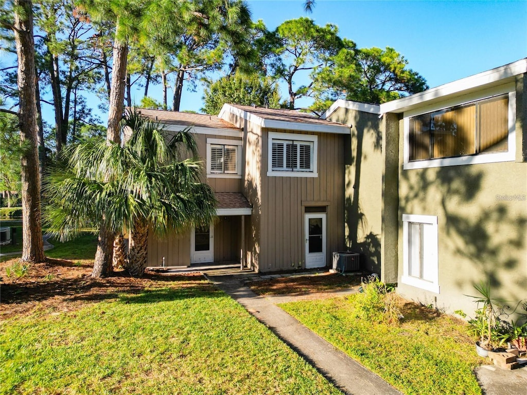 view of front of house featuring a front lawn