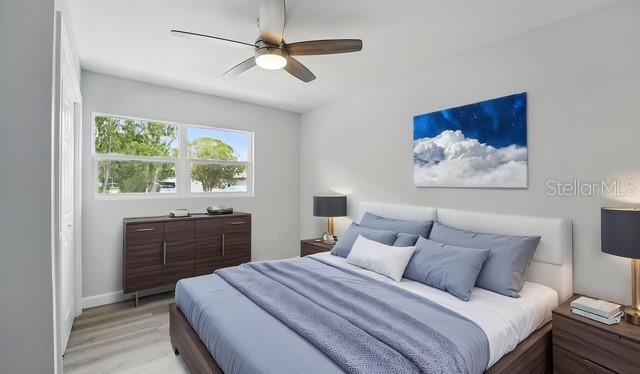 bedroom featuring light wood-style flooring, baseboards, and ceiling fan