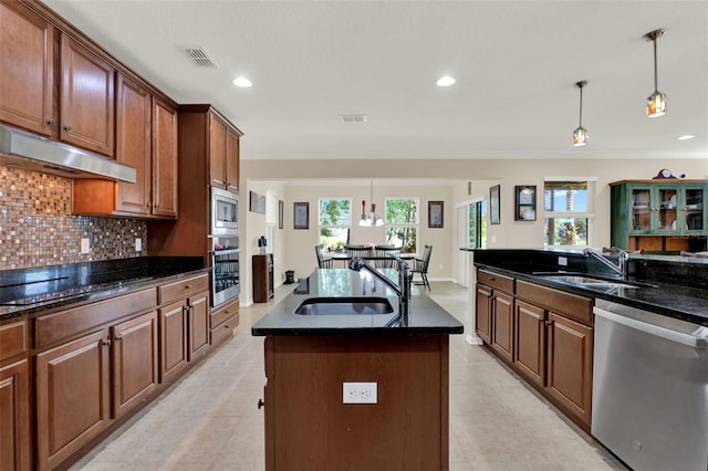kitchen featuring decorative backsplash, stainless steel appliances, visible vents, and a sink