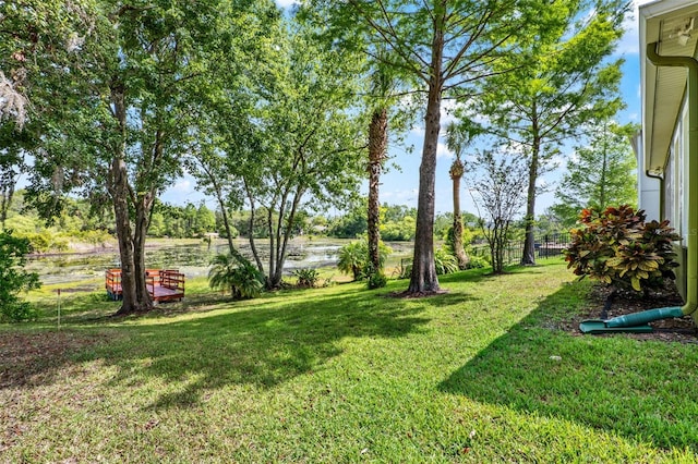 view of yard featuring a water view