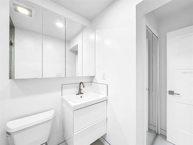407 Sheryl Dr, Deltona, FL 32738 - bathroom with toilet, vanity, visible vents, and recessed lighting