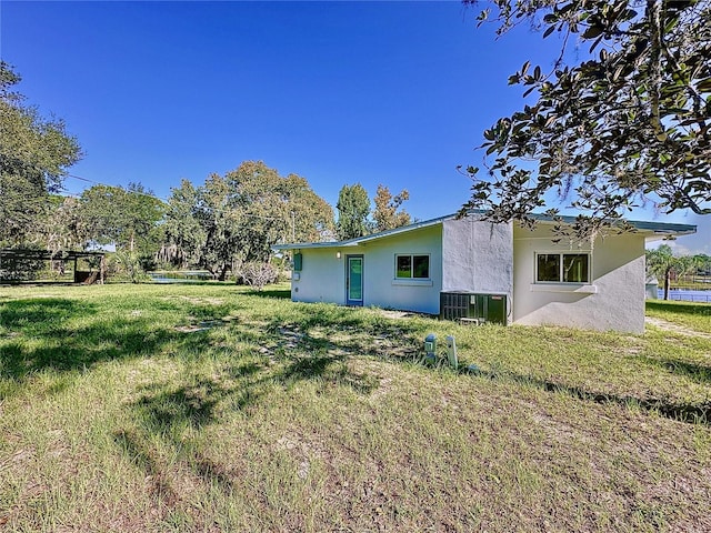 407 Sheryl Dr, Deltona, FL 32738 - back of property featuring stucco siding and a yard