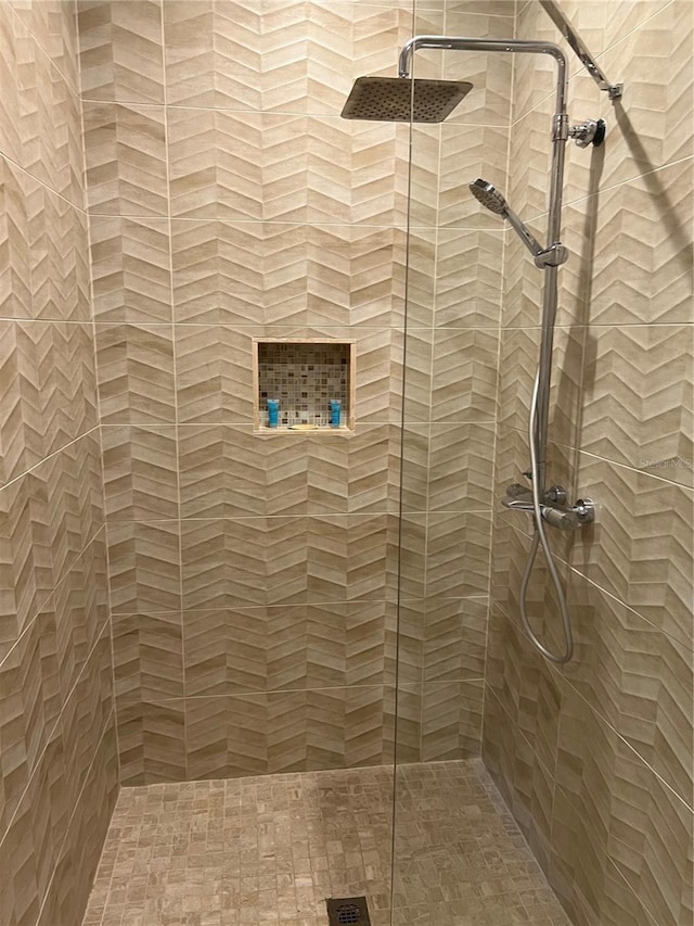full bathroom featuring a tile shower