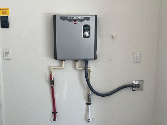 702 Palenci Ct, Winter Springs, FL 32708 - utility room featuring water heater
