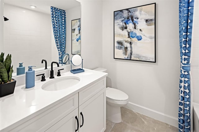 bathroom with toilet, a shower with shower curtain, vanity, and baseboards