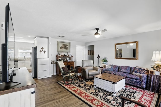 living area featuring recessed lighting, dark wood finished floors, visible vents, and ceiling fan